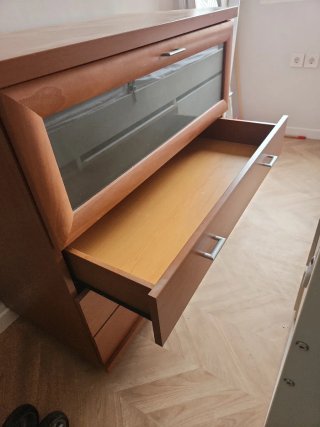 Cómoda de madera con cajones y cristal