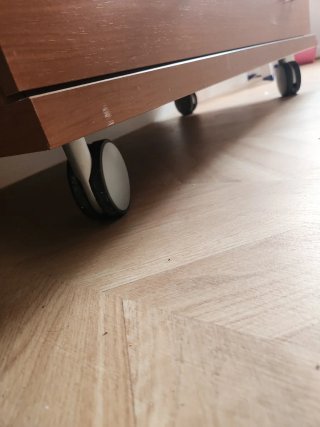 Cómoda de madera con cajones y cristal
