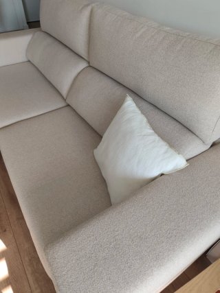Sofá beige de tela en perfecto estado