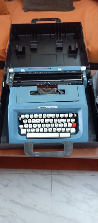 Máquina de escribir Olivetti Studio 46 azul