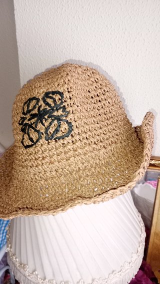 Gorro sombrero mimbre Loewe logo