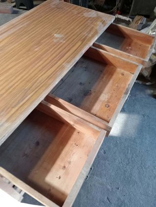Escritorio antiguo de madera y metal