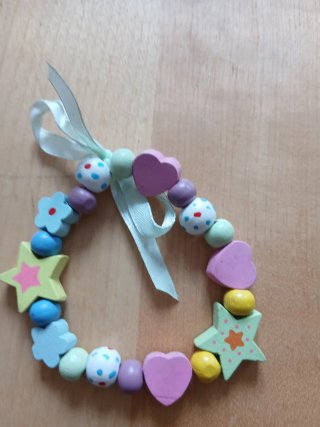 Braccialetto per bambini in legno con cuori e stelle