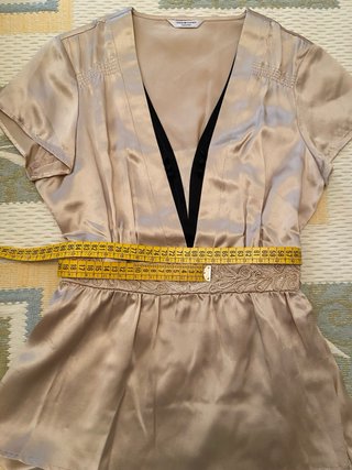 Blusa de raso color champán