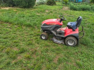 Tractor cortacésped Castelgarden rojo