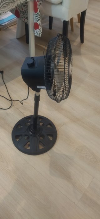 Ventilador de pie negro
