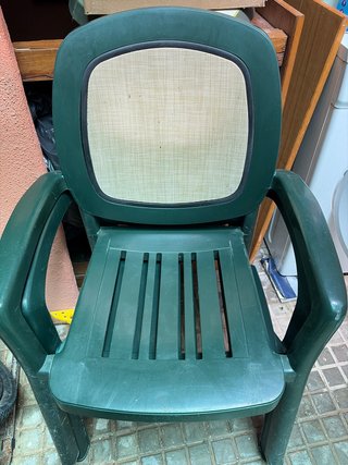 5 sedie in legno Ikea più due sedie in plastica