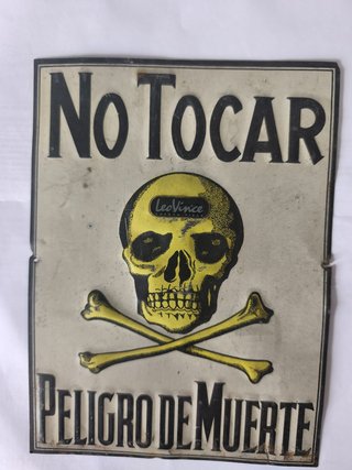 Cartel Vintage No Tocar Peligro Muerte
