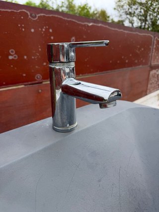 Lavabi esterni con rubinetteria e sifone