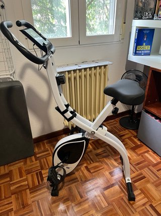 Bicicleta Estática Blanca y Negra