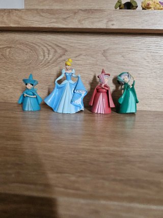 Figuras Disney Bella durmiente y hadas madrinas.