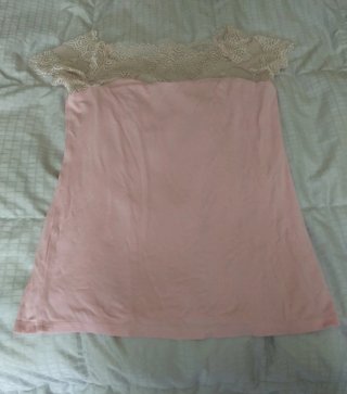 Maglietta rosa con pizzo