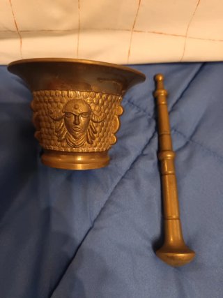 Set de 3 candelabros y mortero de bronce