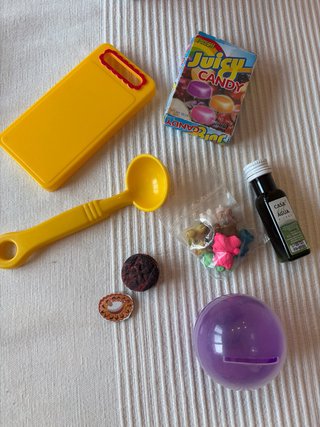 Caja con lote de juguetes y accesorios