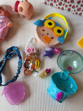 Caja con lote de juguetes y accesorios
