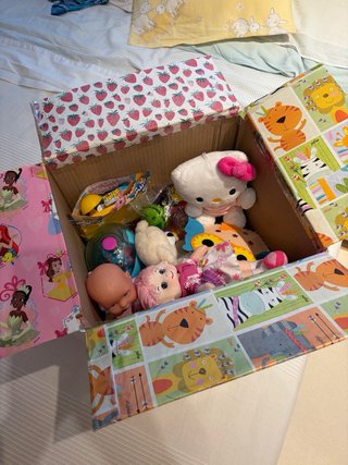 Caja con lote de juguetes y accesorios