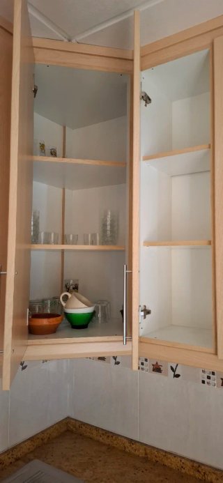 Muebles de cocina + encimera + mesa con sillas.