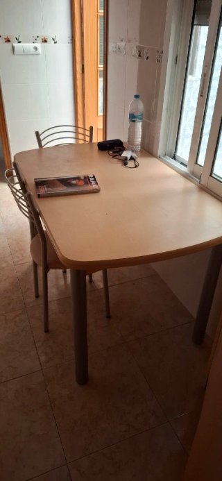 Muebles de cocina + encimera + mesa con sillas.
