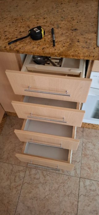 Muebles de cocina + encimera + mesa con sillas.