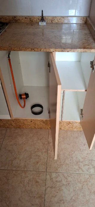 Muebles de cocina + encimera + mesa con sillas.