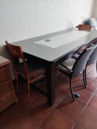 Mesa comedor madera maciza color oscuro y cristal