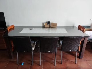 Mesa comedor madera maciza color oscuro y cristal