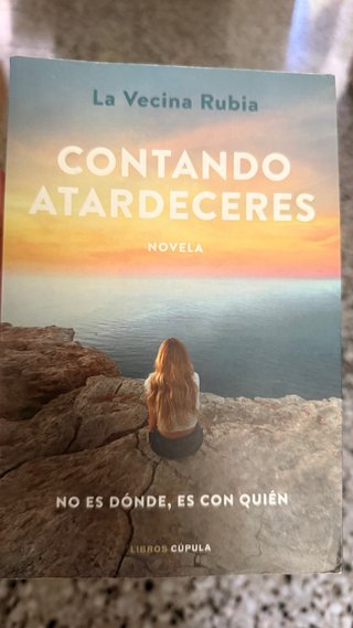 Contando atardeceres novela : no es dónde, es c...