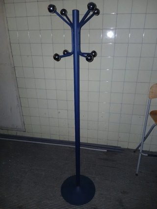 Perchero azul metálico con base redonda