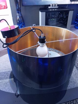 Lámpara de techo negra y dorada