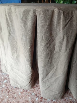 Faldas de mesa beige y marrón