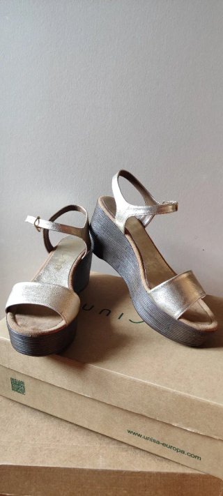 Sandalias cuña doradas marca Unisa