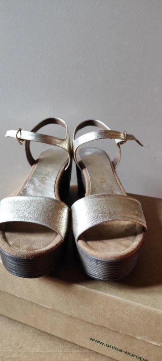 Sandalias cuña doradas marca Unisa