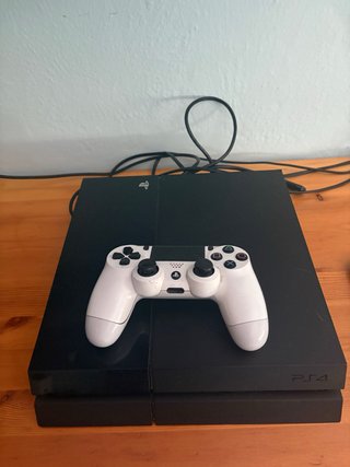 PS4 (PlayStation 4) Negra + Mando Blanco