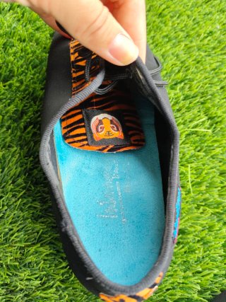 Zapatos de baile negros y naranjas