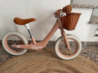 Bicicleta de equilibrio rosa con cesta