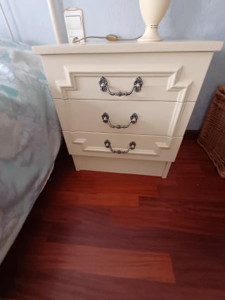 Mesitas de noche beige con tiradores plateados