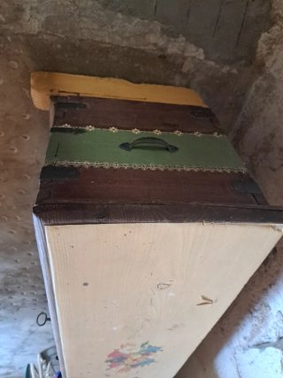 Grande baule in legno con dettagli dipinti