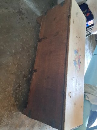 Grande baule in legno con dettagli dipinti