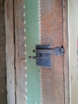 Grande baule in legno con dettagli dipinti