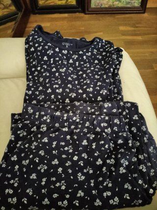 Pijama chica  floral talla L,se regala libro