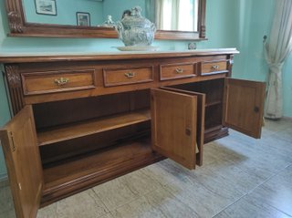 Aparador de madera con espejo y mármol