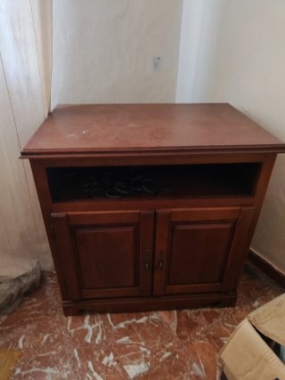 Mueble de madera marrón