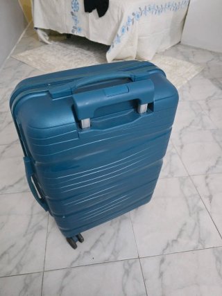 Maleta de cabina azul petróleo.