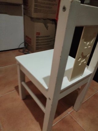 Silla infantil blanca con dibujos