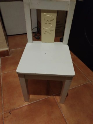 Silla infantil blanca con dibujos