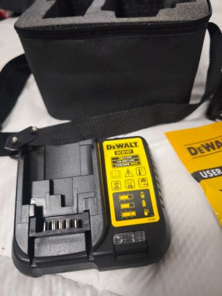 Nivel Láser DeWalt con Cargador y Maletín