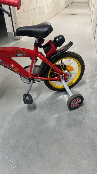 Bicicleta infantil roja con cesta