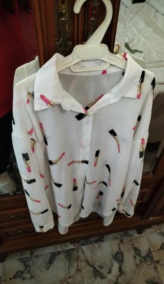 Camisa blanca con estampado de pintalabios