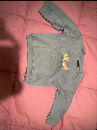 Sudadera gris con zorros y texto