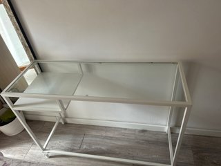 Mesa de cristal y metal